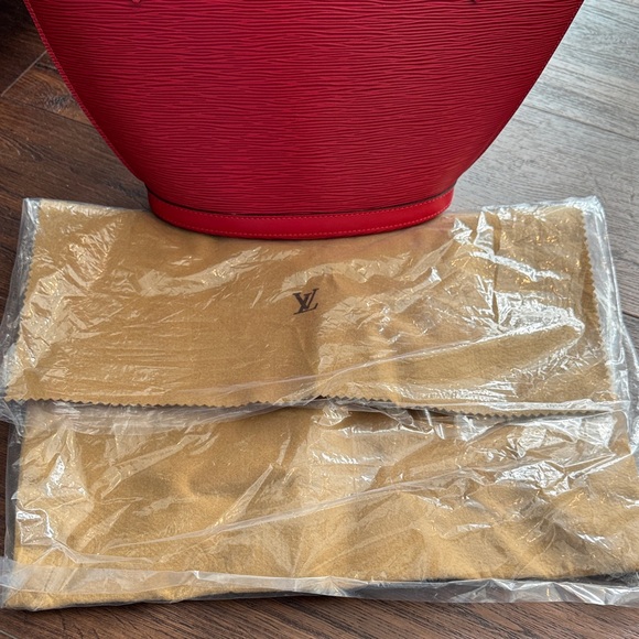 Louis Vuitton Authentic Saint Jacques Epi Leather Red Shoulder Bag with Dust Bag - Picture 13 of 13